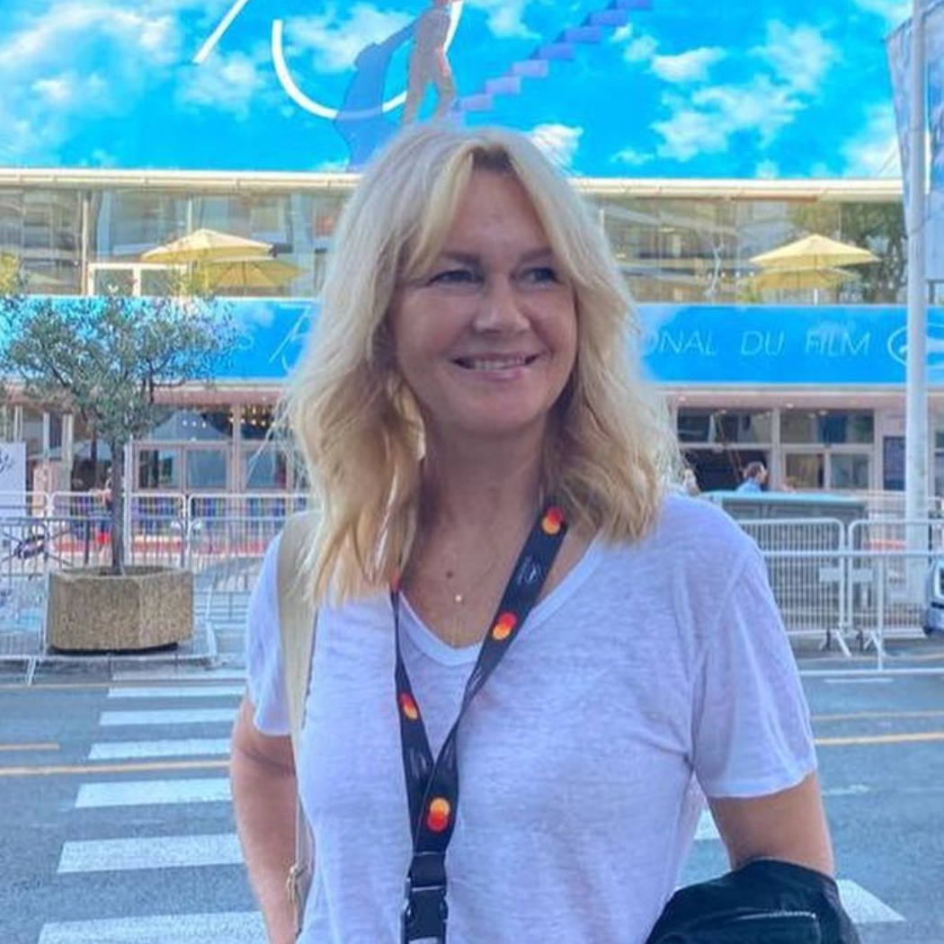 60-latko, masz cienkie włosy? Wypróbuj fryzurę w stylu Torbickiej. Cieniowana „curtain bangs” to hit